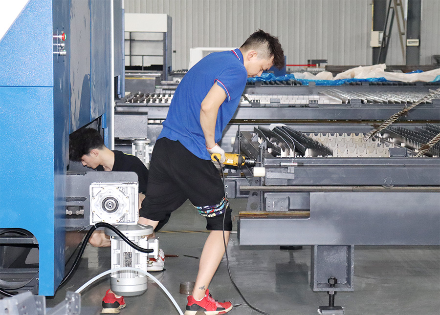 智龍激光生產(chǎn)車間